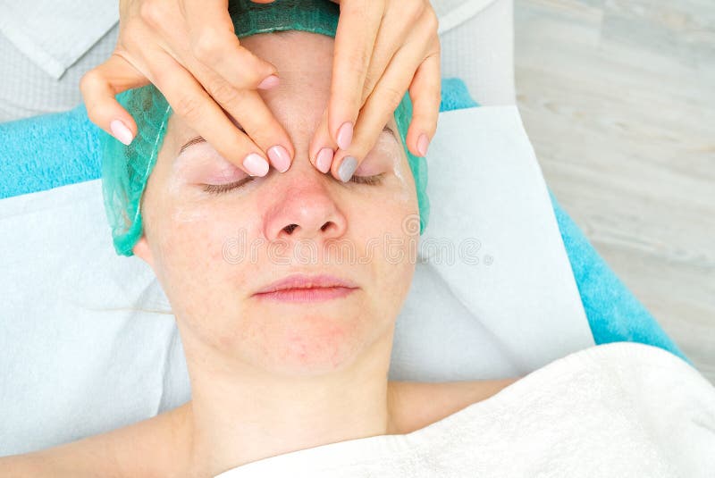 Beauticister gör ögonmassage mot en ung vacker flicka stänga foto royaltyfri foto Beauticister gör ögonmassage mot en ung vacker flicka stänga foto royaltyfri foto
