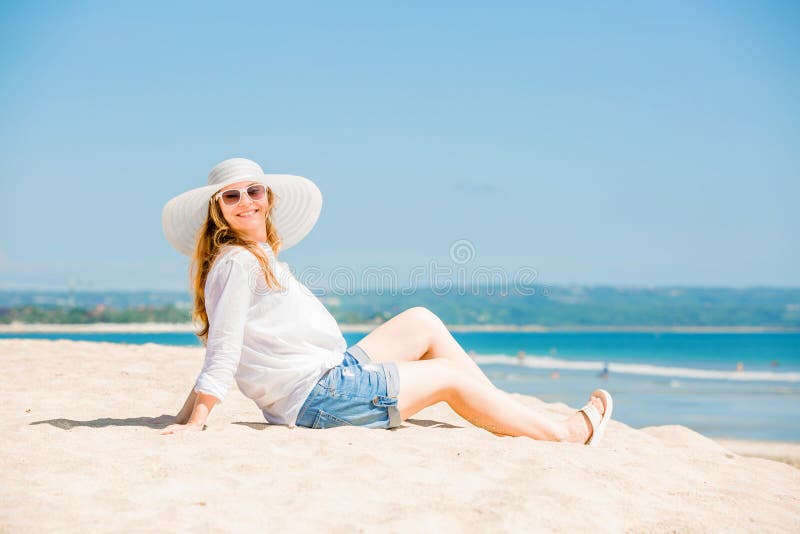 Beautifil młodej kobiety lying on the beach na plaży przy pogodnym zdjęcia stock Beautifil młodej kobiety lying on the beach na plaży przy pogodnym zdjęcia stock