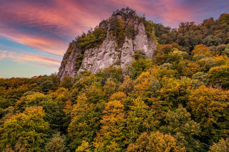 Krásny letecký pohľad na slovenskú krajinu na jeseň. Pohorie Vtáčnik.