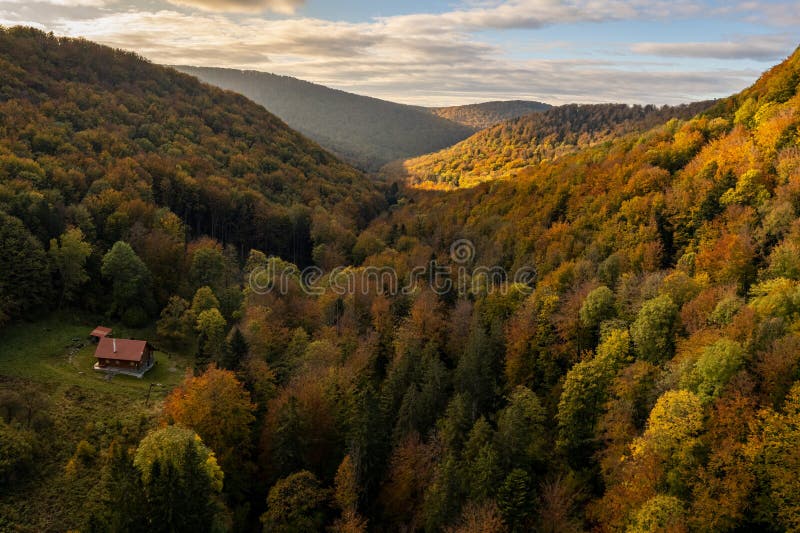 Krásny letecký pohľad na slovenskú krajinu na jeseň. Pohorie Vtáčnik.