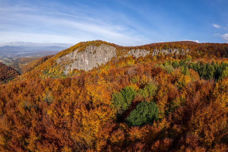 Krásny letecký pohľad na slovenskú krajinu na jeseň. Pohorie Vtáčnik.