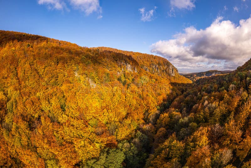 Krásny letecký pohľad na slovenskú krajinu na jeseň. Pohorie Vtáčnik.