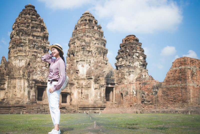 Beautiful Asian women, beautiful Thai people, casual wear, and wearing a hat standing in front of Phra Prang Sam Yot, Lop Buri stock photography Beautiful Asian women, beautiful Thai people, casual wear, and wearing a hat standing in front of Phra Prang Sam Yot, Lop Buri stock photography