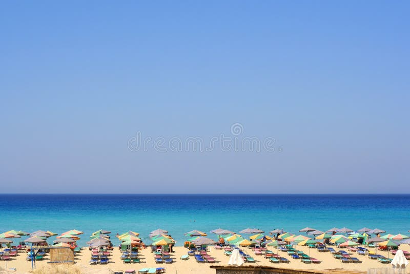 Una bella bluastra spiaggia con acqua grande a colori girato in Creta, in Grecia.