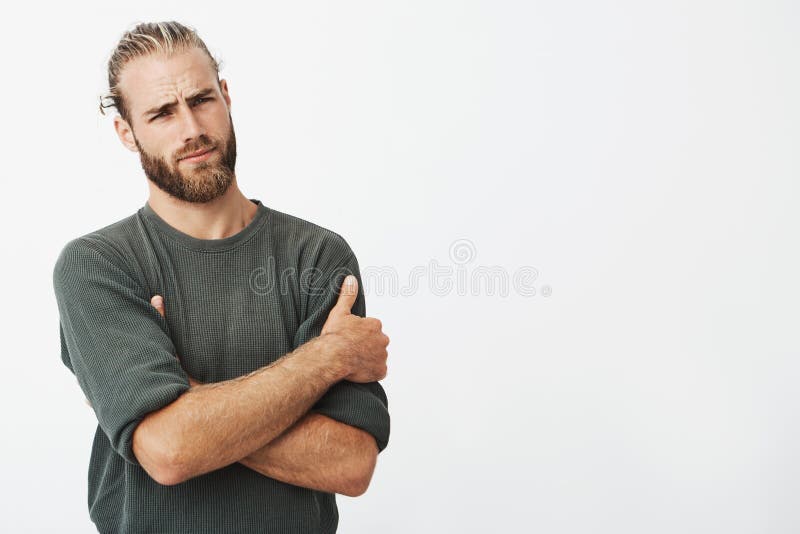 Bellissimo barbuto uomo il grande taglio di capelli passato il suo mani sul Petto medio espressione dopo visione il suo fidanzata nuovo uomo.