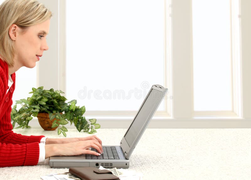 Download Beautiful Bills Online Paying Woman Young Στοκ Εικόνα - εικόνα από υπολογιστής, χρηματοδότηση: 382097