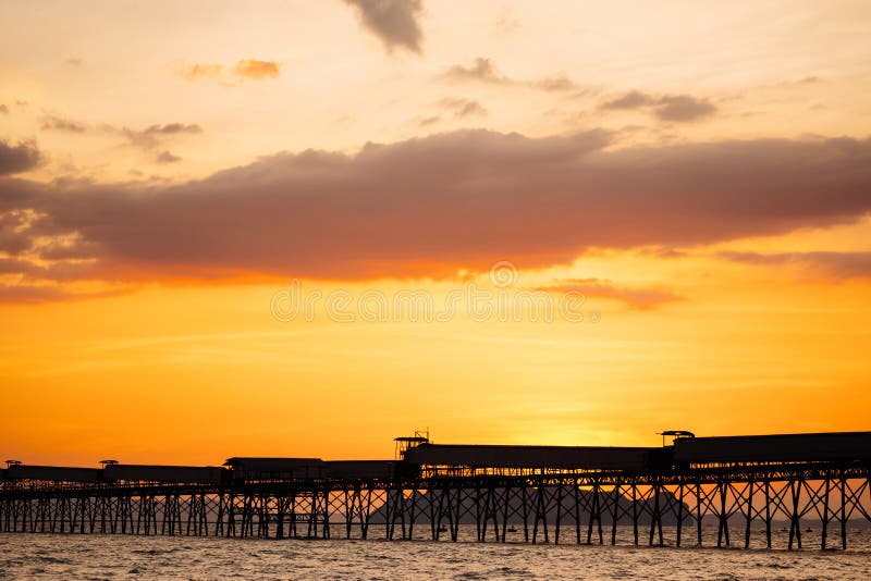 Beautiful blazing sunset beach landscape at tropical sea behind royalty free stock photography Beautiful blazing sunset beach landscape at tropical sea behind royalty free stock photography