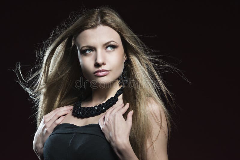 Schöne blonde Mädchen mit wehenden Haaren im studio.