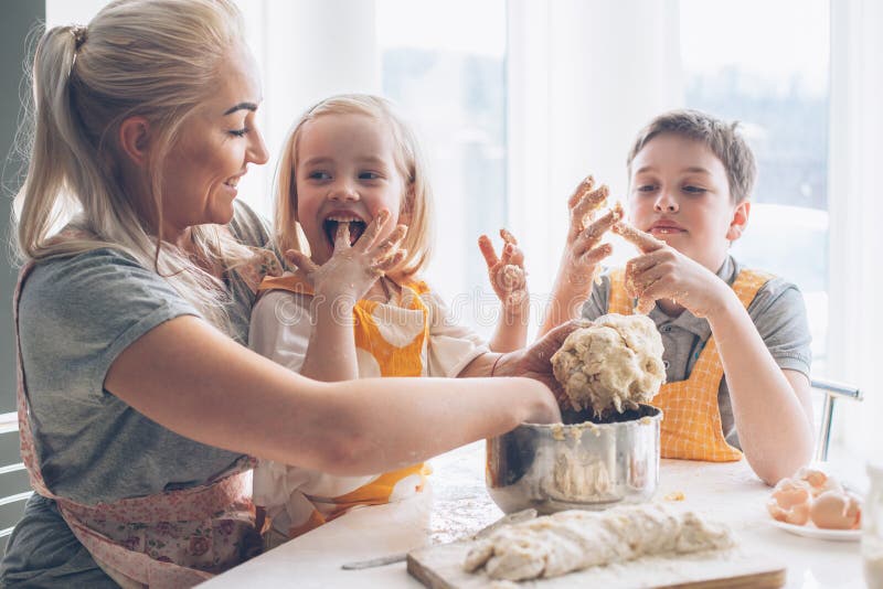 https://thumbs.dreamstime.com/b/beautiful-blond-mom-teaching-her-two-children-cooking-kitchen-parent-making-everyday-breakfast-together-kids-family-113474649.jpg