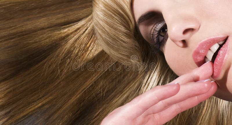 Bella donna con i capelli lunghi.