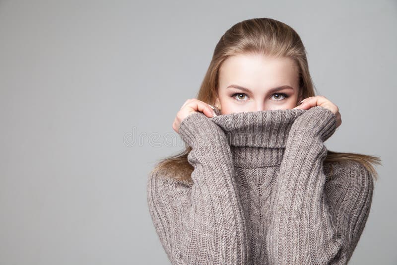 https://thumbs.dreamstime.com/b/beautiful-blond-young-girl-wears-winter-pullover-over-gray-background-63332012.jpg