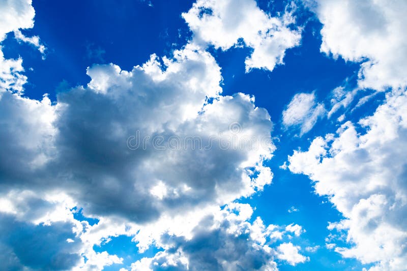 Hình nền bầu trời xanh đẹp với đám mây là lựa chọn tuyệt vời cho bất kỳ người yêu thích thiên nhiên nào. Hình ảnh này nắm bắt được sự tinh tế của những đám mây di chuyển trên bầu trời xanh trong lành. Tức là nó không chỉ là một hình nền đẹp mà còn có thể giúp bạn thư giãn và tăng cường trí tưởng tượng.