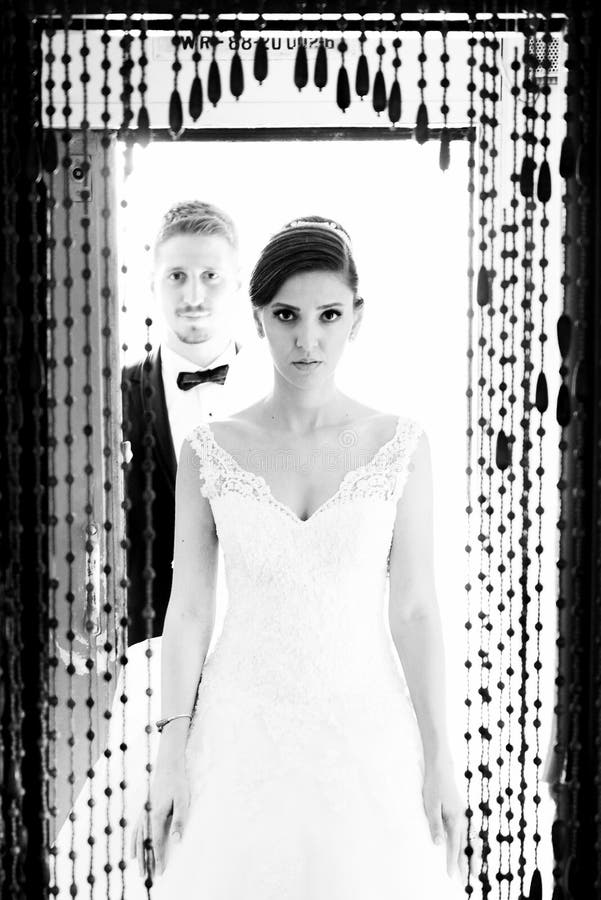 Beautiful bride and groom in a old train royalty free stock images Beautiful bride and groom in a old train royalty free stock images