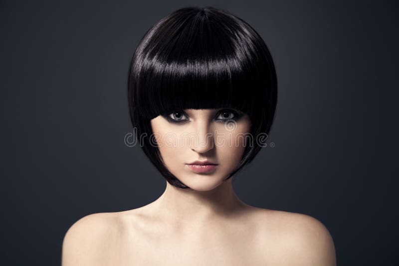 Bella Ragazza Bruna con i Capelli Sani.