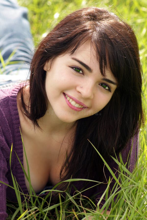 Beautiful Brunette in a Grassy Field (4)