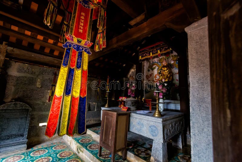 Premium Photo  Lone tourist with traditional vietnamese hat at bich dong  pagoda entrance gate, ninh binh vietnam, buddhist temple set amid jungle  and karst mountain range. traveling alone, keep social distancing.