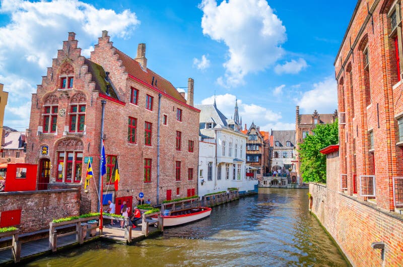 Beautiful Canal and Traditional Houses in the Old Town of Bruges Brugge ...