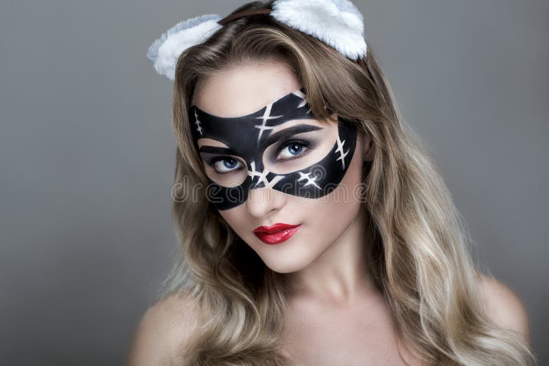 beautiful cat outdoors playing woman women στοκ φωτογραφίες με δικαίωμα ελεύθερης χρήσης beautiful cat outdoors playing woman women στοκ φωτογραφίες με δικαίωμα ελεύθερης χρήσης