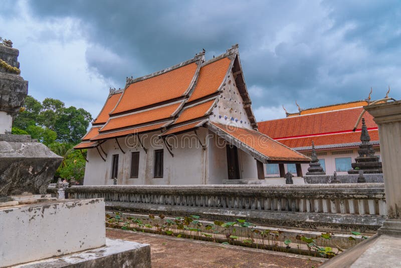 Beautiful Chinaware bowls decorated on the wall of church at wat Ban Lang