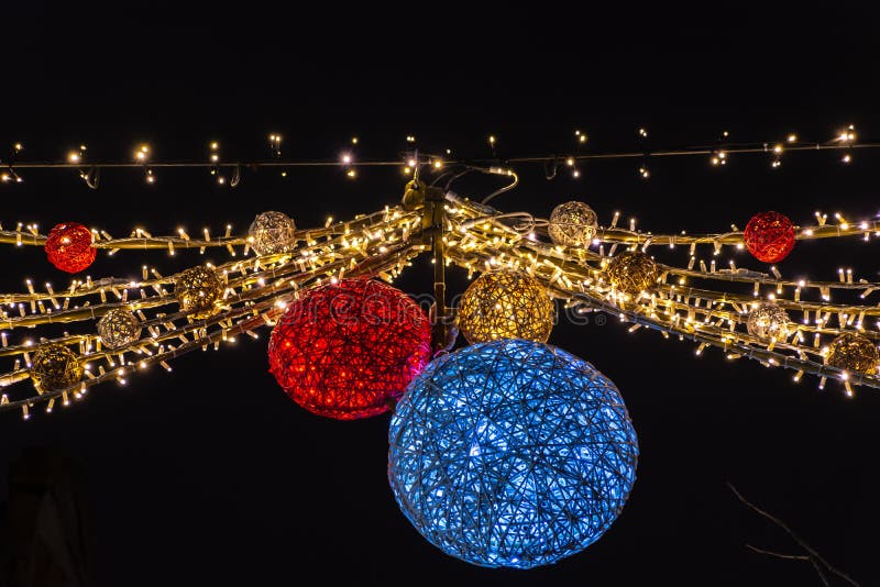 Krásné Vánoční světla visí na ulici během Štědrý den a nový rok 2019