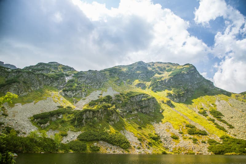 Krásné, čisté jezero v horském údolí za klidného slunečného dne. Horská krajina s vodou v létě.