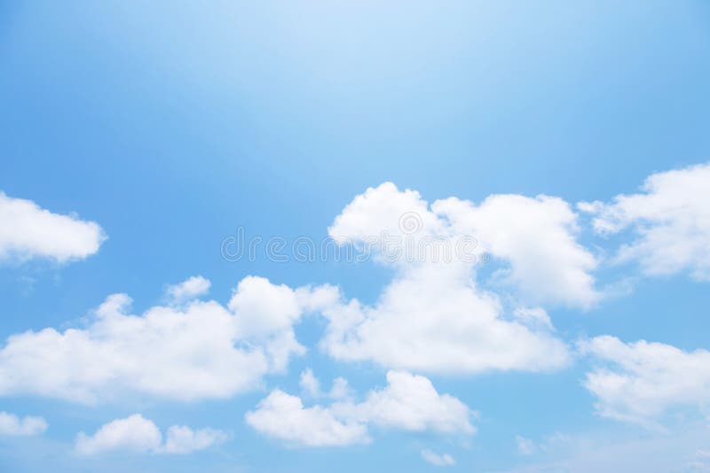 Chỉ cần một bức ảnh nền bầu trời xanh đẹp với đám mây trắng thôi, bạn có thể thấy sự khác biệt đáng kể trong trải nghiệm sử dụng thiết bị của mình. Với không gian màu xanh lá cây, trong trẻo, kết hợp cùng những đám mây trắng bồng bềnh, hình nền này sẽ khiến bạn cảm thấy thư thái và thoải mái.