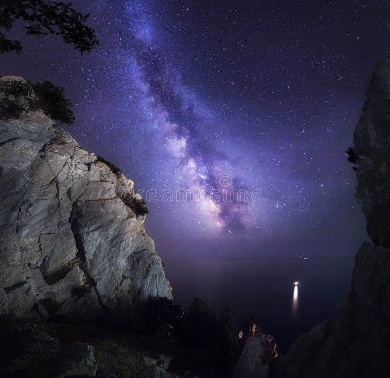 Bellissimo colorato notte latticini modo, rocce, il mare un stellare il cielo.