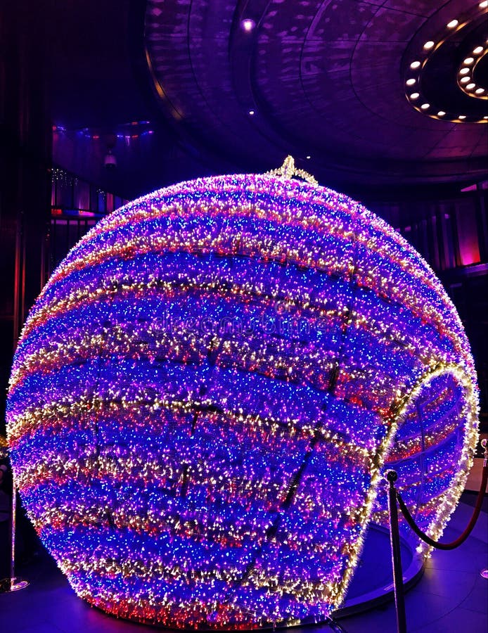 Bella e colorata di luci su un giro di ornamento di natale a Macao Cina.