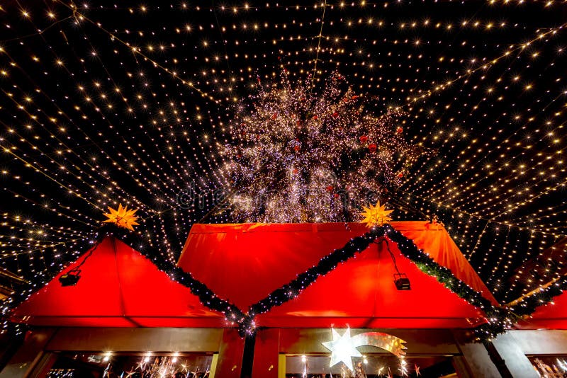 Limpio de las luces cubierto hermoso atestado El mercado lleno de estable ventas todo tipo de comida decoraciones anidado sobre el agua de colonia catedral, alemania.