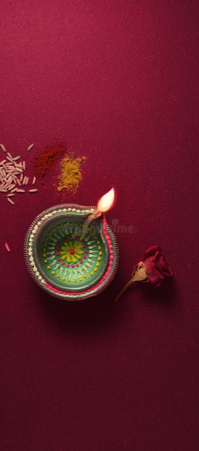 Hãy xem hình nền Diwali đầy màu sắc và đẹp mắt để cảm nhận rõ ràng hơn rằng mùa lễ hội sáng lên rồi.