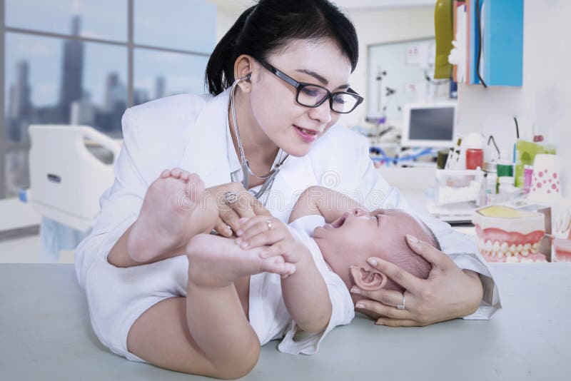 Первые врачи новорожденного. Новорожденный и доктор. Врач успокаивает ребенка. Как врачу успокоить ребенка. Милосердный врач и новорожденный.
