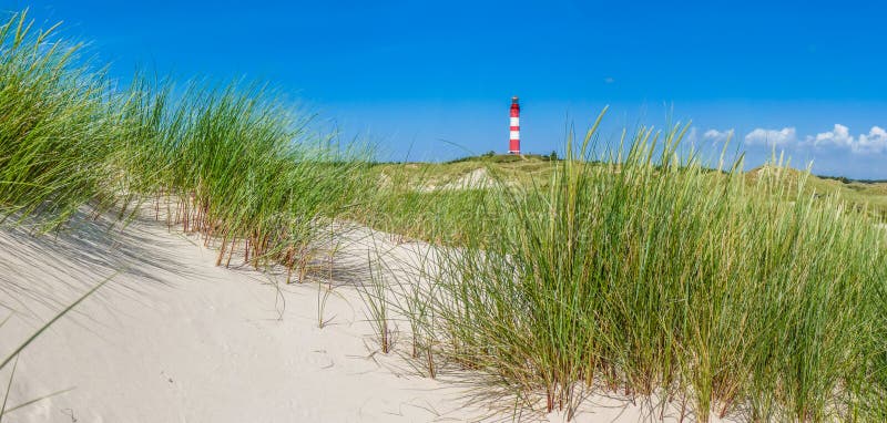 Hermoso duna tradicional faro sobre el isla de sobre el norte el mar,, alemania.