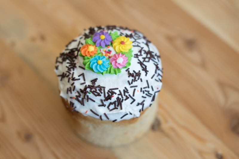 Beautiful Easter cakes in white glaze and decorations with culinary flowers royalty free stock photography Beautiful Easter cakes in white glaze and decorations with culinary flowers royalty free stock photography