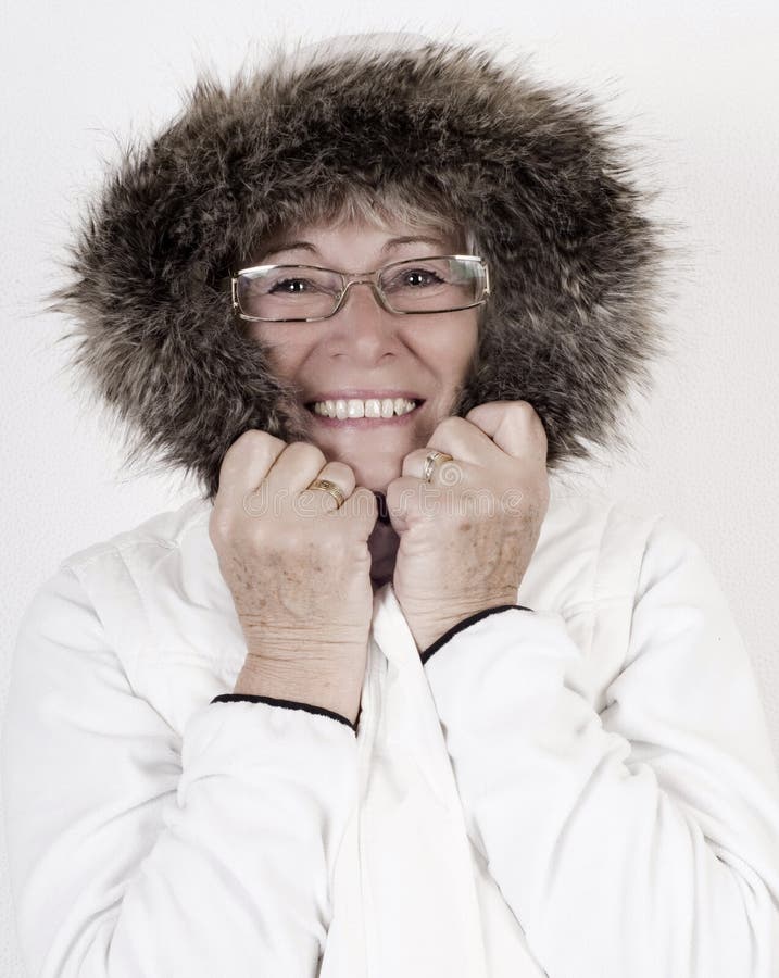 Bella anziana signora in bianco winterclothes.