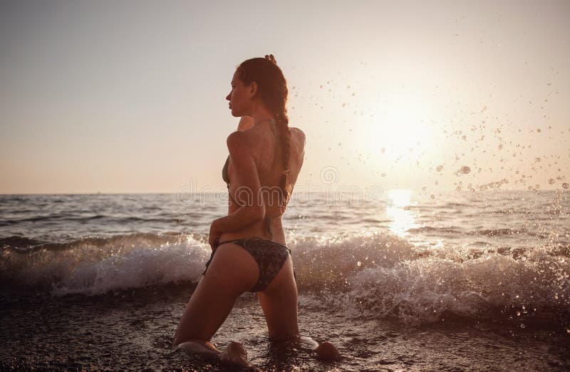 Onmogelijk Schuur Verlichten Beautiful Model Girl Making Splash in the Sea at Sunset Stock Photo - Image  of girl, scene: 180768968