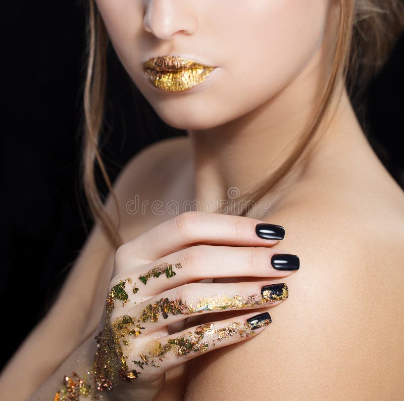 Elegant Black and Gold Glitter Neil Style