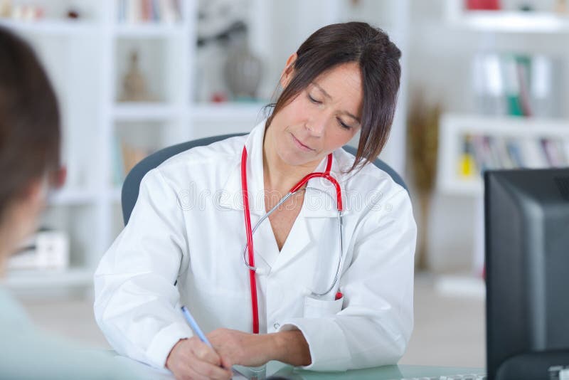 Beautiful female medicine doctor writing prescription stock photography Beautiful female medicine doctor writing prescription stock photography