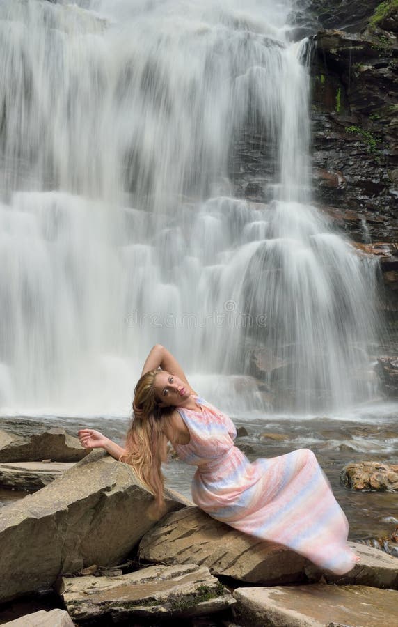 Share 130+ waterfall photo pose latest - vova.edu.vn