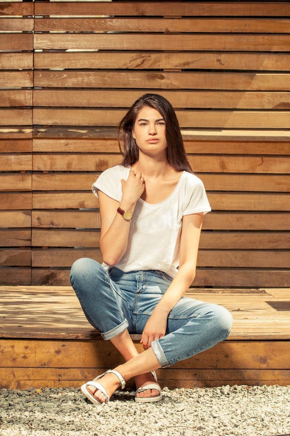 Uncomfortable pose. Disproportionate body. Jeans leaving no room to  breathe. Head larger than her entire torso. Yep, she loves her body! :  r/YouniquePresenterMS