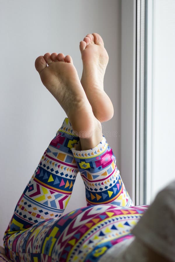 https://thumbs.dreamstime.com/b/beautiful-female-soles-feet-crossed-windowsill-home-studio-close-up-detailed-shot-beautiful-female-feet-soles-131313155.jpg