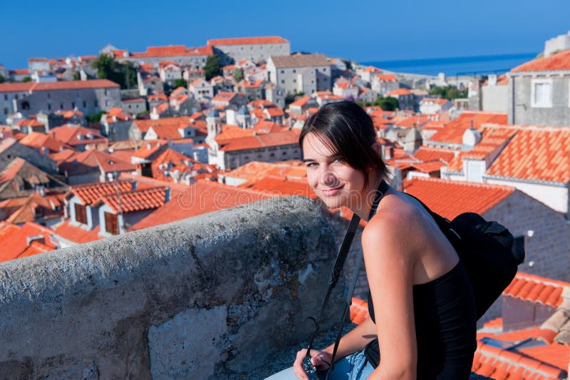 Turistico ragazza sul tetto a Dubrovnik.