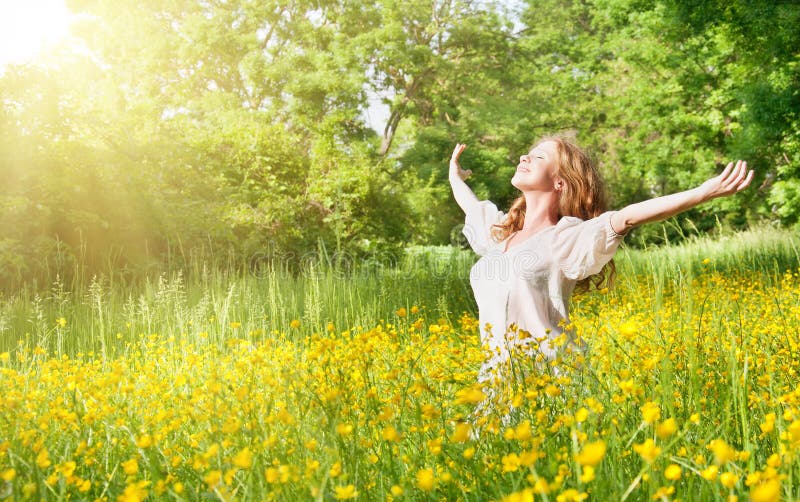 Bella ragazza godendo il sole d'estate all'aperto nel parco.