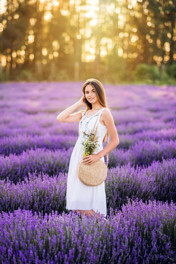 Bạn yêu màu tím hãy xem cô gái Lavender trong bức ảnh này, cô ấy có thể là người mà bạn đang tìm kiếm cho bức tranh phòng ngủ hoặc phòng làm việc của mình.