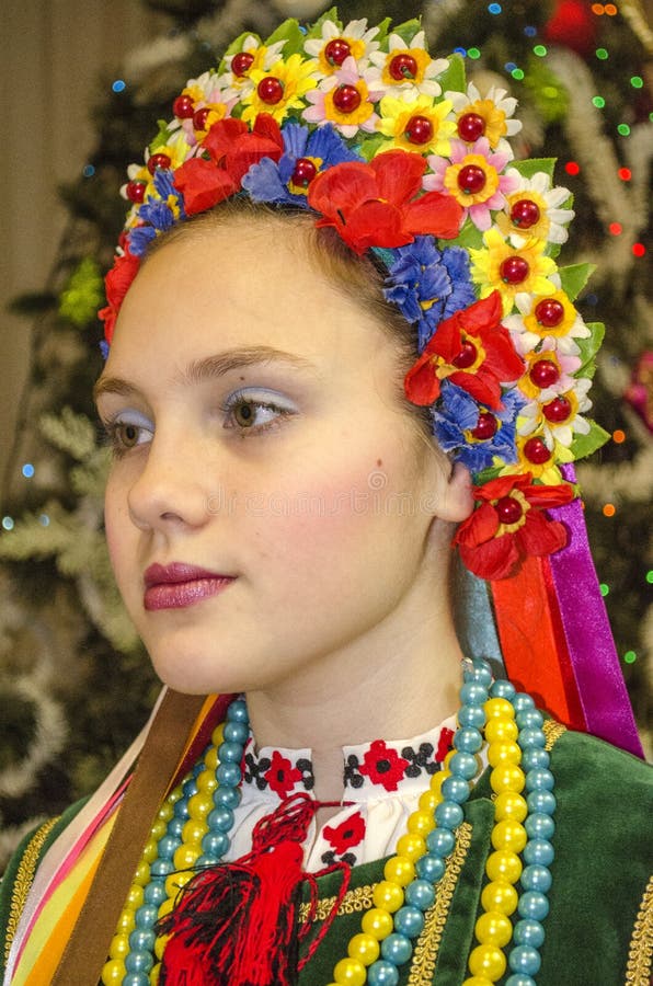 Bella ragazza in nazionale ucraino costume sullo sfondo di albero di Natale.