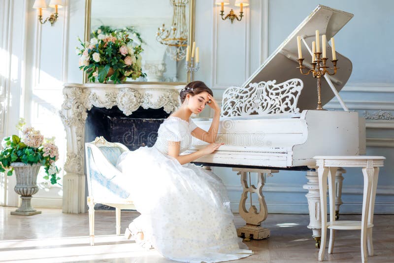 Edredón Circunferencia Aislante Beautiful Girl Playing the Piano, in a Beautiful Dress in the Interior  Stock Photo - Image of education, background: 113012102