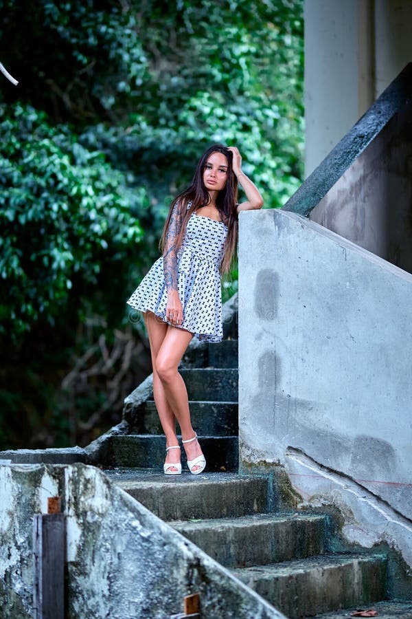 It drizzled through Cam's whole session but we made it work! Love these  ally shots with the metal staircase. Its one of my go-to locations… |  Instagram