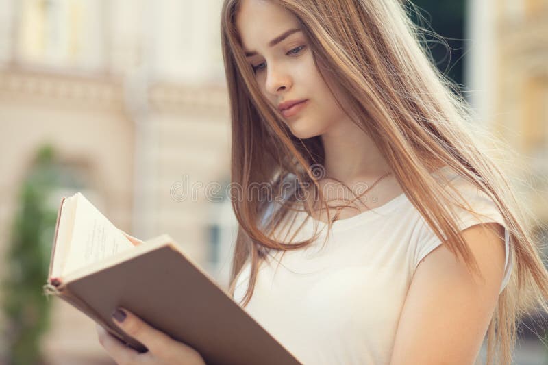 Retrato hermosa chica lectura afuera.