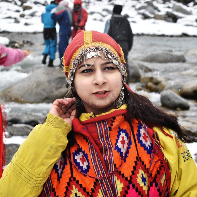What To Wear In Manali? Stunning Outfit Ideas For Men & Women - Hiscraves