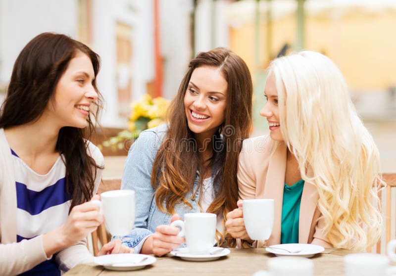 Día festivo a turismo hermoso las chicas bebiendo café en cafetería.