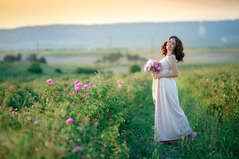 Beautiful gorgeous bride and stylish handsome groom, rustic couple in a rose field stock photography Beautiful gorgeous bride and stylish handsome groom, rustic couple in a rose field stock photography